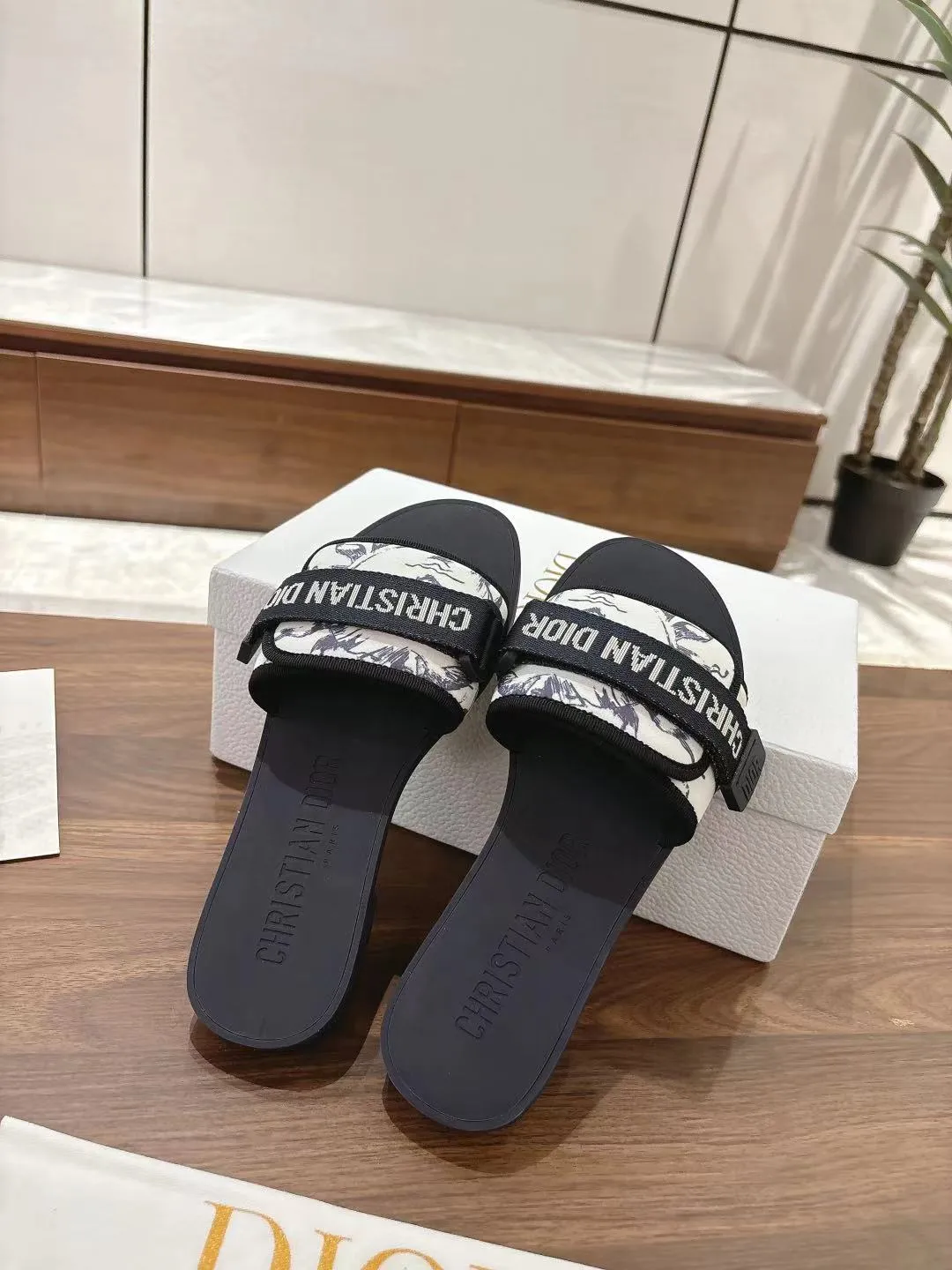 👟👟Ex-factory price 380👟👟 Dior D’s latest series of Velcro buckle sandals and slippers in new colors! Perfect reproduction of the original version, the most popular color matching fabric, super layered ▪️Original molded high-end TPU outsole (not ordinary rubber) ▪️Very comfortable and easy to walk. All upper materials are custom-made from the original ▪️3D electric embroidered three-dimensional cloth surface, very versatile, a must-have for lazy people in summer ▪️Number of yards: 35-41